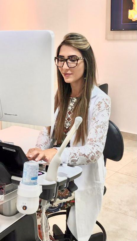 Dra. Amanda Gannam Alves Granja - Ginecologista e Obstetra fundadora da Clínica DeLuz em Varginha MG